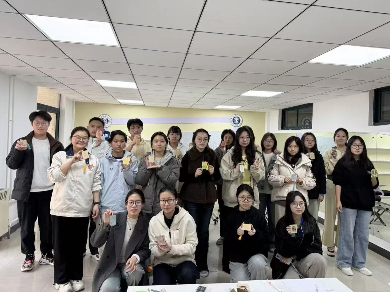 同学们与作品合照纪念