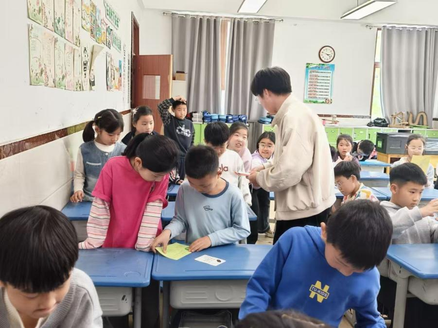 志愿者为小学生讲解植物知识