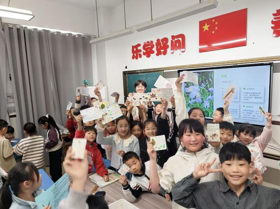 宣讲课堂上，孩子们展示科普卡片