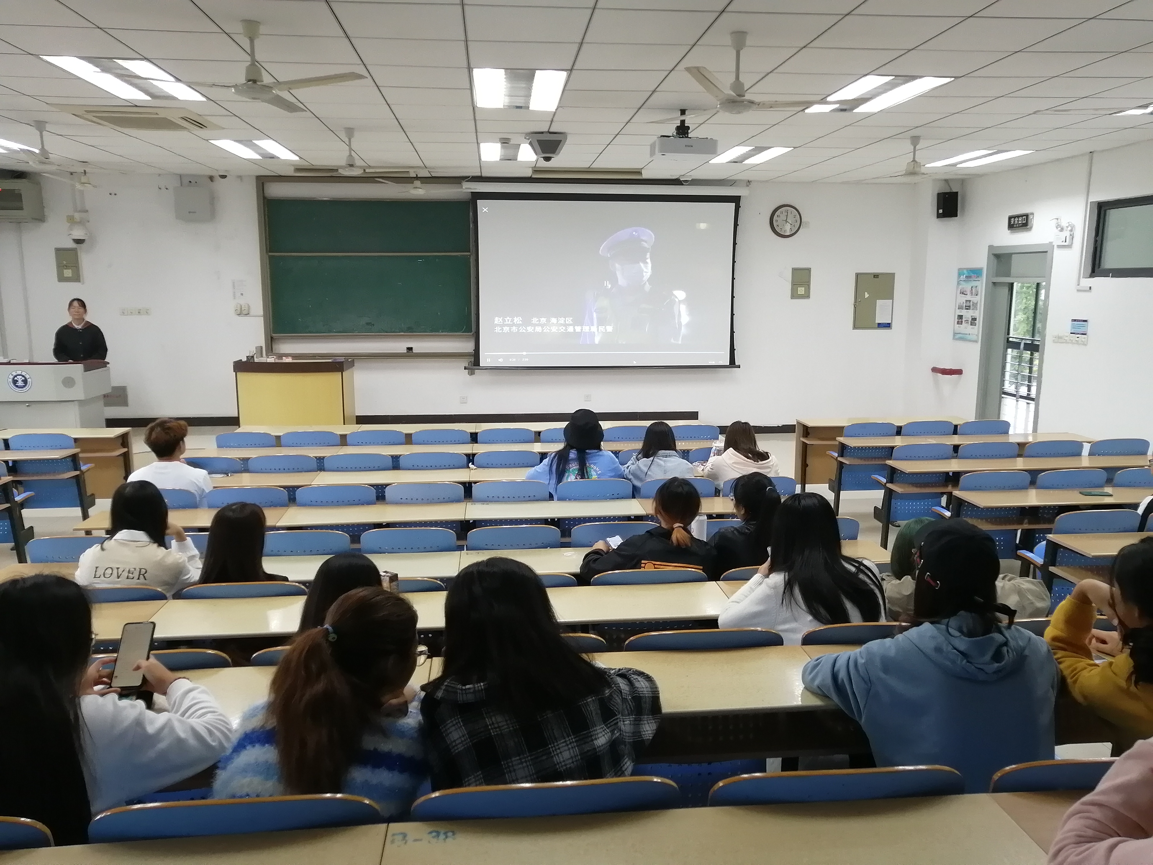 同学们观看视频