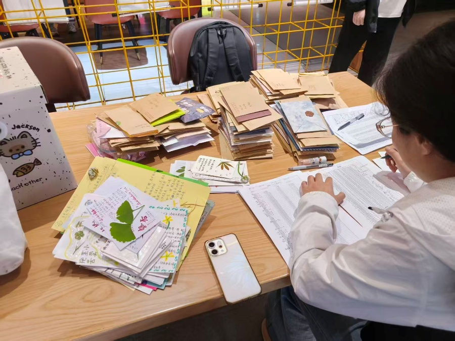 同学们整理、收集植物科普卡片作品